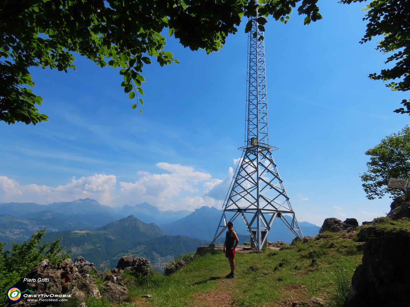 60 Sorpresa ! Raffaele mi sta aspettando in vetta al Monte Zucco (1232 m).JPG